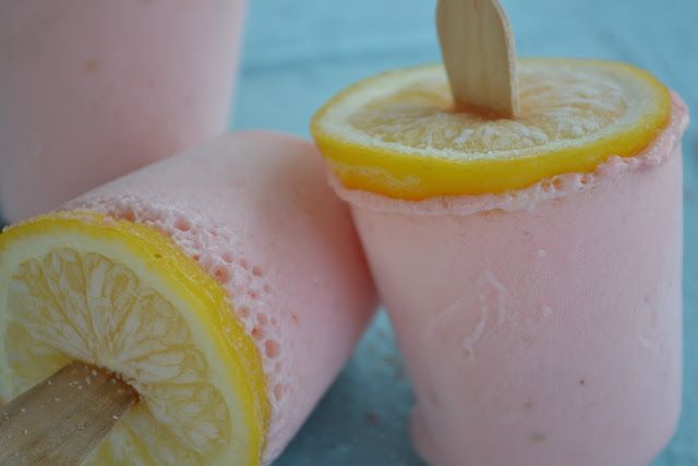 Creamy-Strawberry-Lemonade-Pops