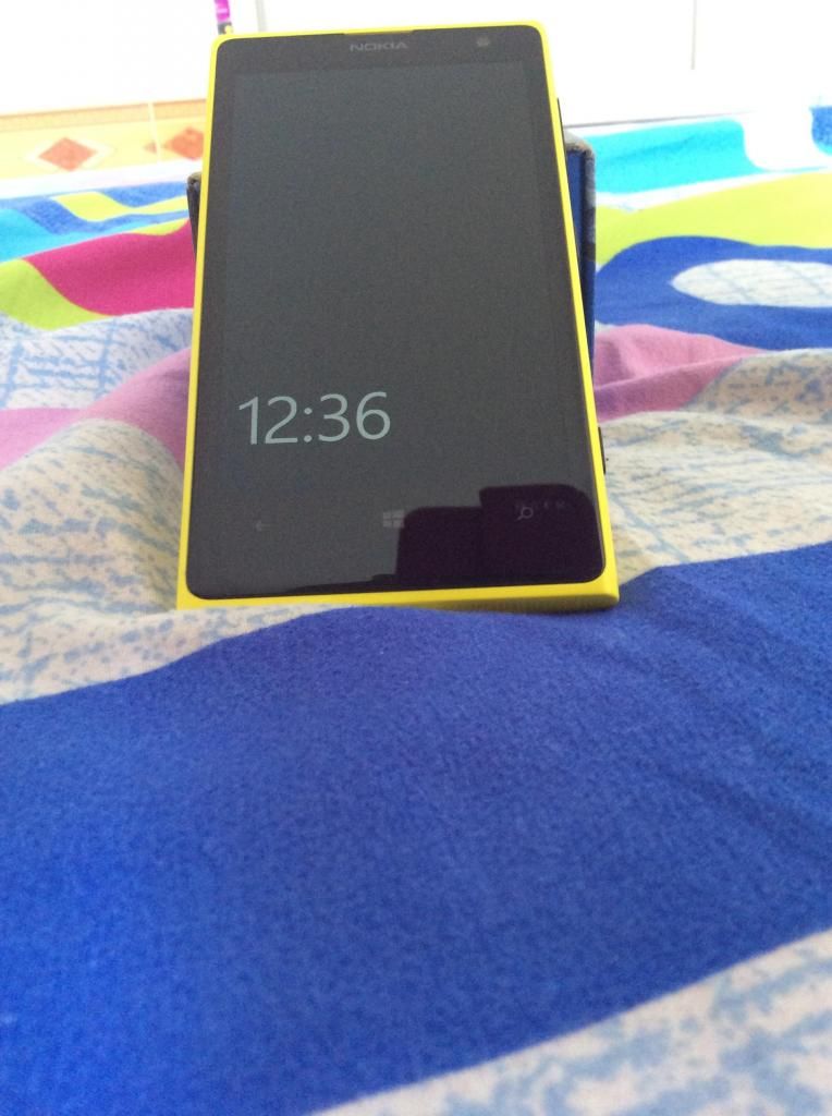 Lumia 1020 vàng mới 99% fullbox BH 10 tháng chính hãng.