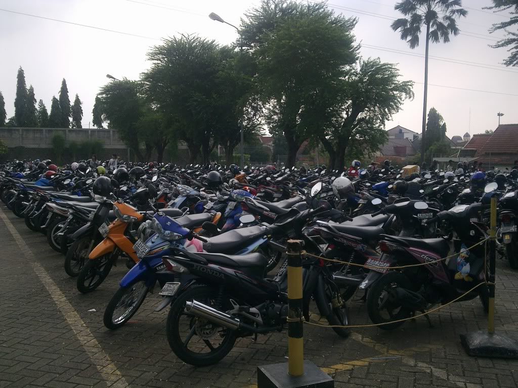 http://i1221.photobucket.com/albums/dd475/FredinIndonesia/motorbikeparking.jpg