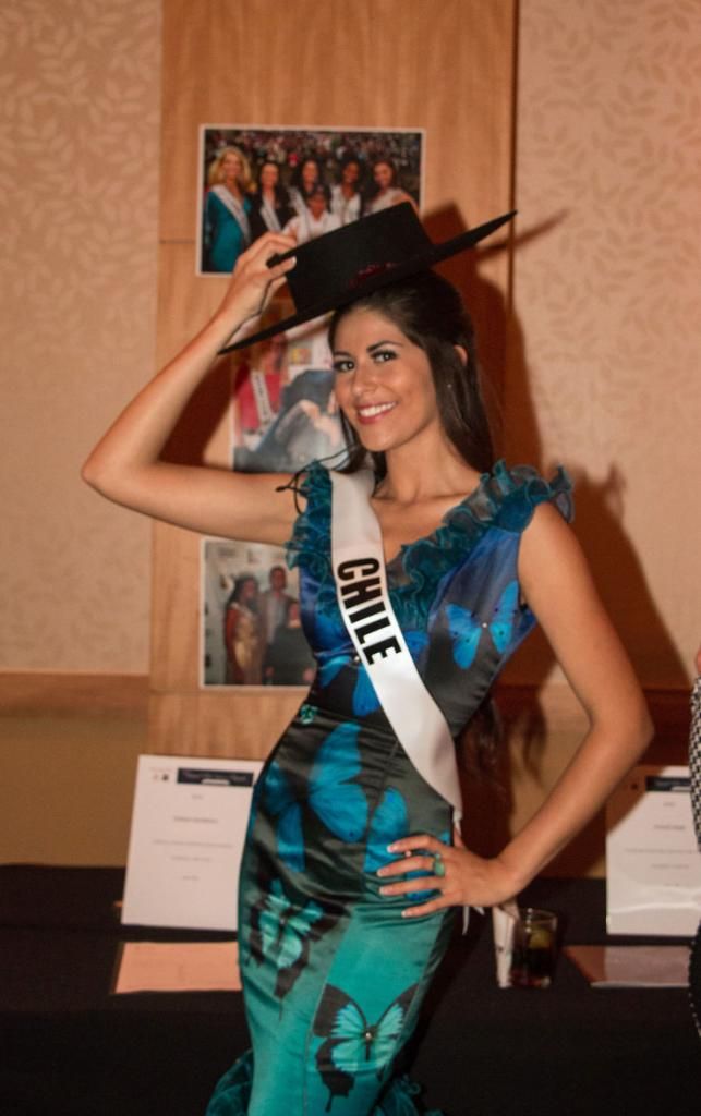 Miss Universe 2014 National Gift Auction Chile Hellen Toncio
